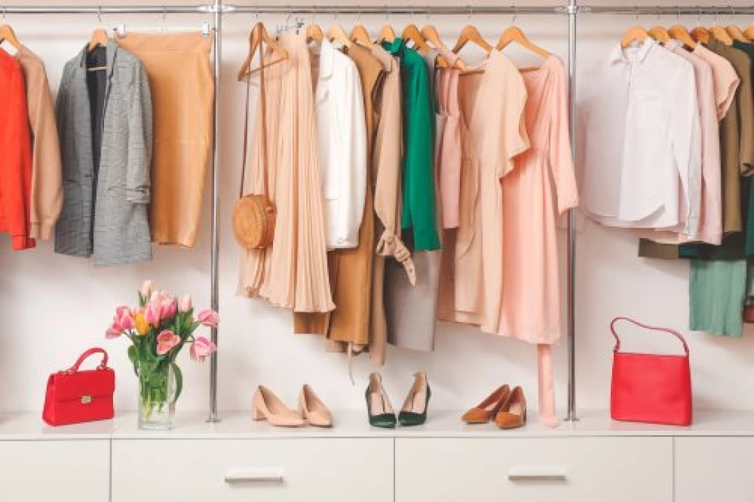 Comment composer une garde-robe capsule pour l'été